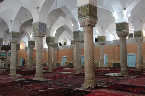 فرشهای ۱۰۰ ساله این مسجد را کجا بردهاند؟