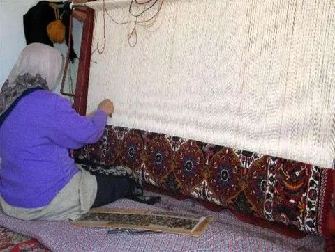 نبود بیمه و امنیت شغلی قالیبافان از مشکلات اصلی صنعت فرش است
