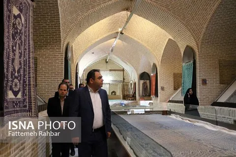 بازدید معاون سازمان شهرکهای صنعتی ایران از موزه زیلوی میبد در کاروانسرای شاه عباسی