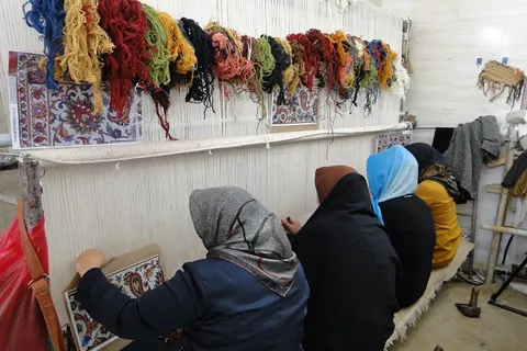چرخ روزگار به کام قالی‌بافان گیلانی نمی چرخد