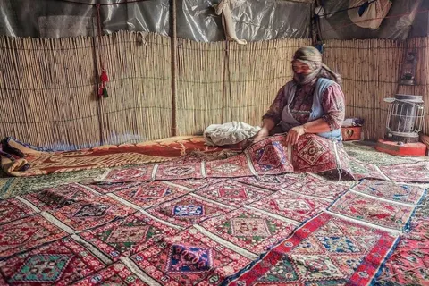 بانوان عشایر مغان با تخیلات ذهنی تار و پود اشتغال می‌بافند