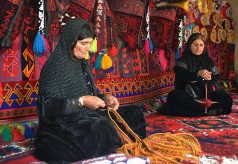زنان عشایر ۴۰ درصد فرش صادراتی کشور را تولید میکنند