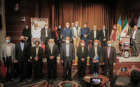 روی فرش ایرانی راه بروی، موسیقی غربی گوش نمی کنی