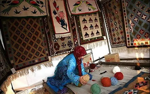 خودنمایی فرش لری در بازارهای جهانی حمایت مسئولان را می‌طلبد