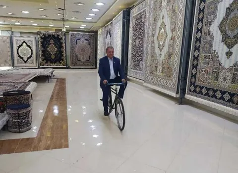 فروشنده فرشی که با یک دوچرخه، صادرکننده برتر آذربایجان غربی شد