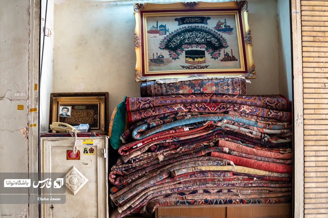 فرش های قدیمی در یکی از حجره های فرش فروشی بازار تهران